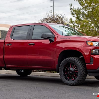 20 inch Mayhem Cogent 8107BTR Gloss Black w/ Prism Red on a 2021 Chevrolet Silverado 1500 w/ 2.5″ Leveling Kit