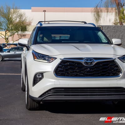 20 inch Versus VS24 Gloss White on a 2020 Toyota Highlander