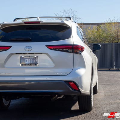 20 inch Versus VS24 Gloss White on a 2020 Toyota Highlander