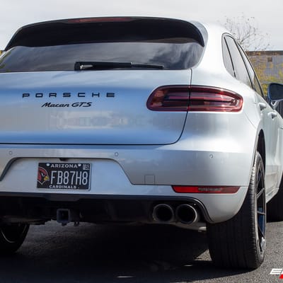 20 inch Staggered Variant Argon Gloss Piano Black on a 2018 Porsche Macan GTS