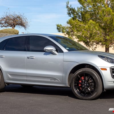 20 inch Staggered Variant Argon Gloss Piano Black on a 2018 Porsche Macan GTS