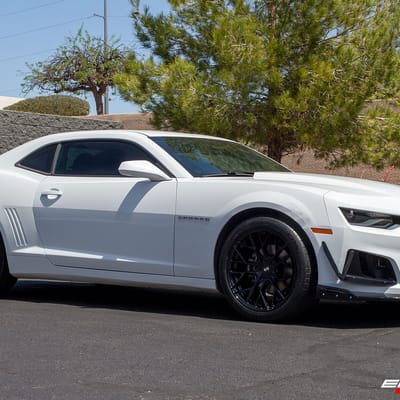 20 inch Staggered Variant Radon Gloss Piano Black on a 2014 Chevrolet Camaro SS