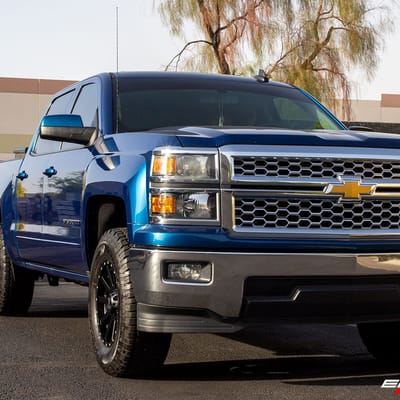 17 inch XD Series XD818 Heist Satin Black on a 2015 Chevrolet Silverado