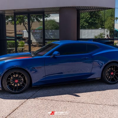 20 inch Staggered Variant Krypton Gloss Piano Black w/ Red Cap on a 2019 Chevrolet Camaro RS
