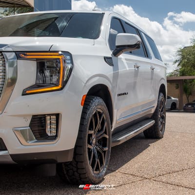 22 inch DUB Royalty Gloss Black S208 on a 2021 GMC Yukon SUV