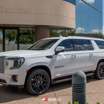 22 inch DUB Royalty Gloss Black S208 on a 2021 GMC Yukon SUV