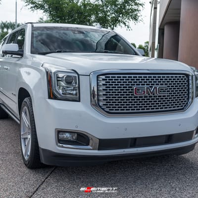 22 inch Niche Carina Gloss Silver Brushed M235 on a 2015 GMC Yukon