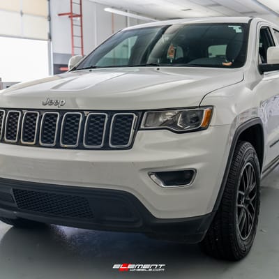 18 inch Touren TR60 Matte Black w/  Machine Ring on a 2017 Jeep Grand Cherokee
