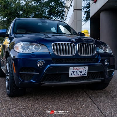 20 inch Staggered Niche Vosso Anthracite M204 on a 2013 BMW X5