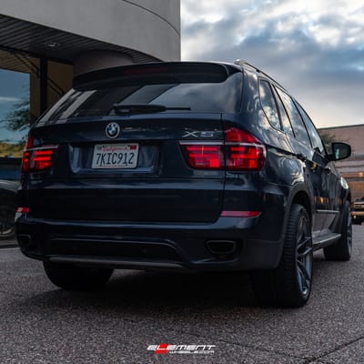 20 inch Staggered Niche Vosso Anthracite M204 on a 2013 BMW X5
