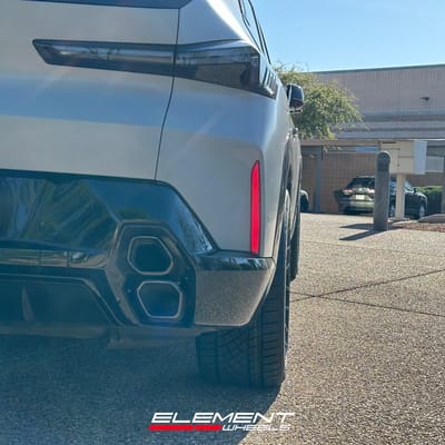 Staggered 22 Variant TWT Gloss Black on a 2024 BMW XM