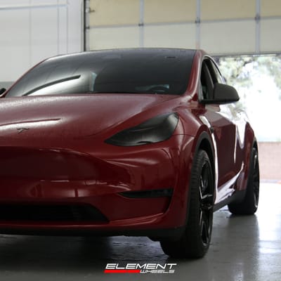 20 inch Staggered Variant Krypton Gloss Piano Black on a 2023 Tesla Model Y Performance