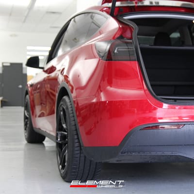 20 inch Staggered Variant Krypton Gloss Piano Black on a 2023 Tesla Model Y Performance