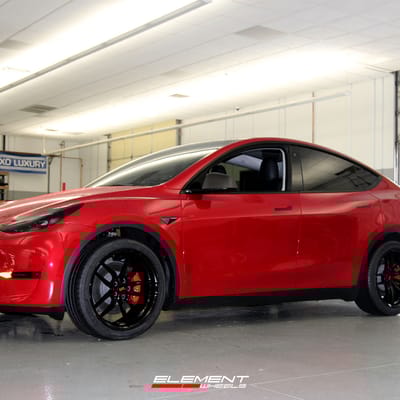 20 inch Staggered Variant Krypton Gloss Piano Black on a 2023 Tesla Model Y Performance