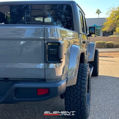 20x10 InchMoto Metal MO970 Gloss Grey w/ Gloss Black Lip on a 2023 Jeep Gladiator (Stock Height)