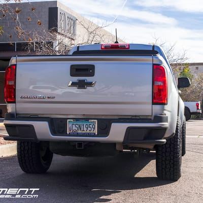 18 Inch Helo HE900 in Gloss Black on a 2016 Chevrolet Colorado