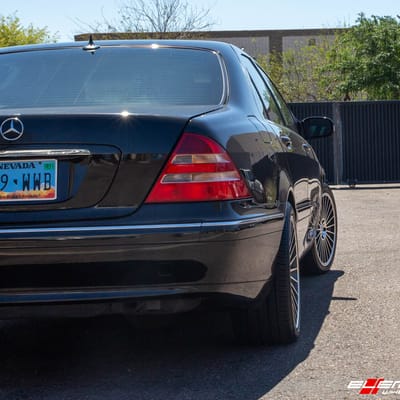 Staggered 19 Inch Mandrus 23 in Gunmetal W/Machine Face on a 2000 Mercedes Benz S500