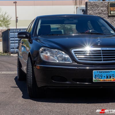 Staggered 19 Inch Mandrus 23 in Gunmetal W/Machine Face on a 2000 Mercedes Benz S500