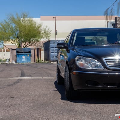 Staggered 19 Inch Mandrus 23 in Gunmetal W/Machine Face on a 2000 Mercedes Benz S500