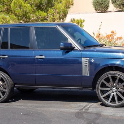 24 Inch Redbourne Kensington In Gloss Gunmetal on a 2011 Land Rover Range Rover HSE