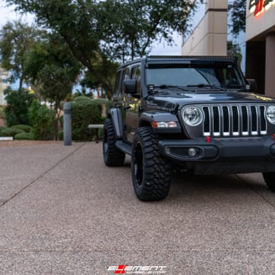 20 Inch Moto Metal MO970 in Gloss Gray w/ Gloss Black Lip on a 2019 Jeep Wrangler JL