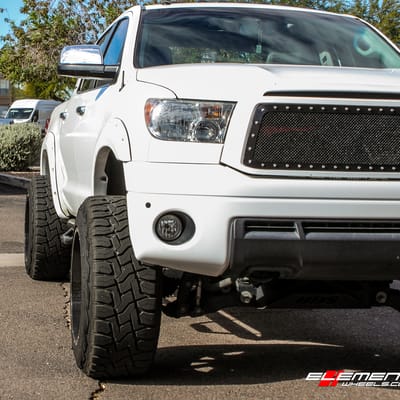 22 inch Moto Metal M0962 Gloss Black on 2013 Toyota Tundra Lifted