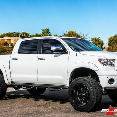 22 inch Moto Metal M0962 Gloss Black on 2013 Toyota Tundra Lifted