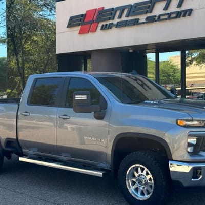 18 inch Method Race MR301 Machined w/ Clear Coat on a 2024 Chevrolet Silverado 2500