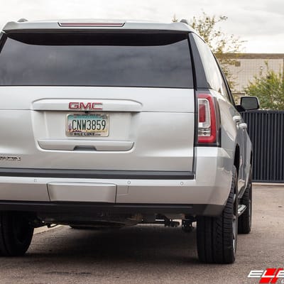 22 inch KMC KM715 Reverb Satin Black w/ Gloss Black Lip on 2018 GMC Yukon 4WD