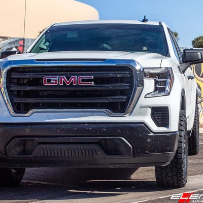 18 inch RBP 94R Gloss w/ Chrome Accents on 2019 GMC Sierra 1500 leveled