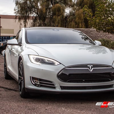 20 inch Variant Argon Gloss Piano Black w/ Red Cap on 2015 Tesla Model S P85D