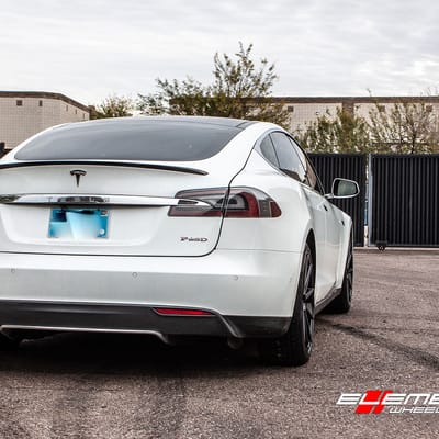 20 inch Variant Argon Gloss Piano Black w/ Red Cap on 2015 Tesla Model S P85D