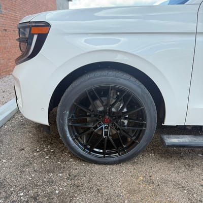 24 inch TIS Motorsports 506B in Gloss Black on a 2025 Ford Expedition