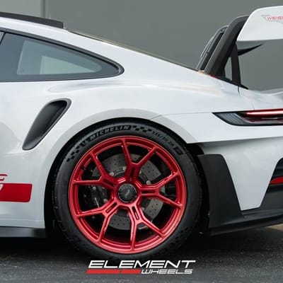 20/21 Double Staggered Magnesium GW9 in Pyro Red on a 992 GT3RS