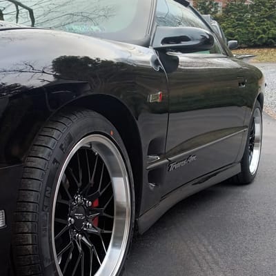18 inch Ace Alloy AFF04 in Gloss Piano Black w/ Diamond Lip on a 2000 Pontiac Firebird