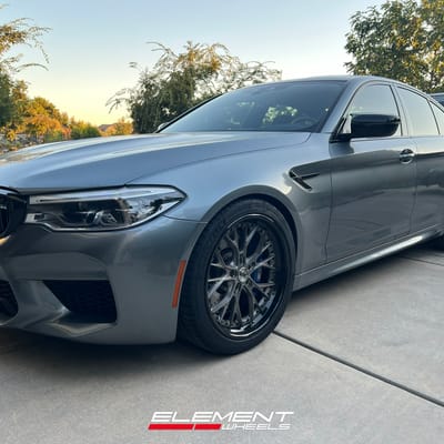 Staggered 20 inch Variant SHB-3P in Gloss Gunmetal w/ Gloss Black on a 2020 BMW M5 Competition