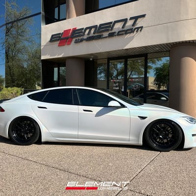 Staggered 21 inch Variant Formula Satin Black Center, Gloss Black Outer, Blue Fasteners on a 2021 Tesla Model S