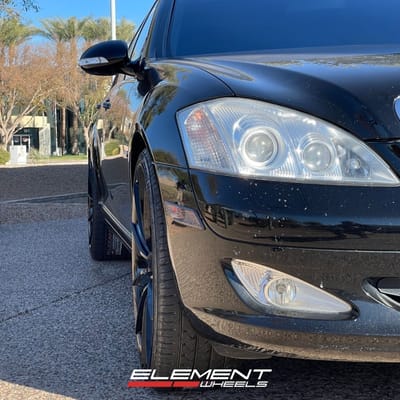22 Staggered Curva Concept CFF46 in Gloss Black on a 2007 Mercedes S 600