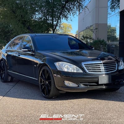 22 Staggered Curva Concept CFF46 in Gloss Black on a 2007 Mercedes S 600