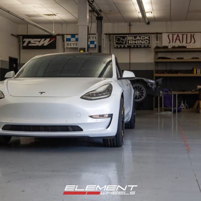 Staggered Variant Radon in Gloss Piano Black on a 2018 Tesla Model 3