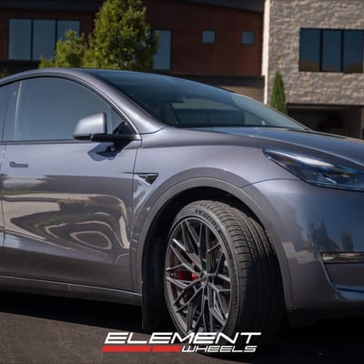 21 inch Staggered Variant Maxim in Satin Gunmetal on a 2023 Tesla Model Y Performance