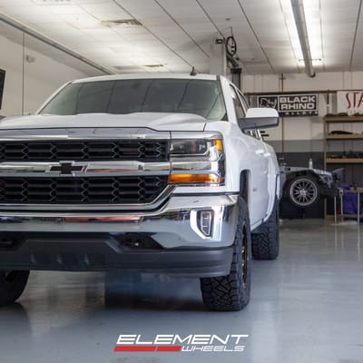 18 Inch Fuel Covert in Bronze w/ Black Lip D696 on a 2018 Chevrolet Silverado 1500