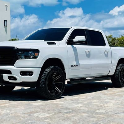 22x10 4Play 4P08 Brushed Black w/ 33×12.5×22 Tires on Ram 1500