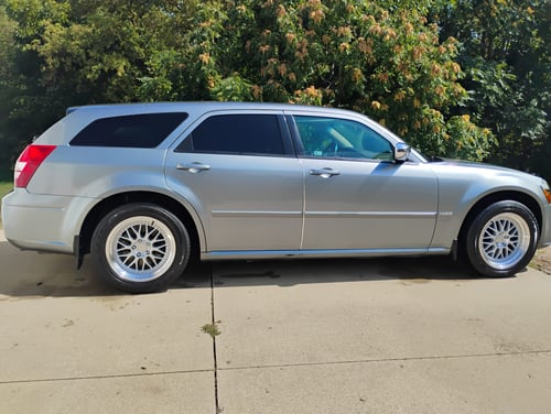 18 inch ESR SR01 in Hyper Silver on a 2006 Dodge Magnum