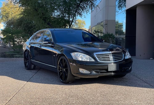 22 Staggered Curva Concept CFF46 in Gloss Black on a 2007 Mercedes S 600