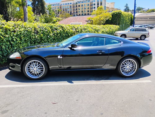 Staggered 19 inch MRR GT1 in Hyper Silver on a Jaguar XK