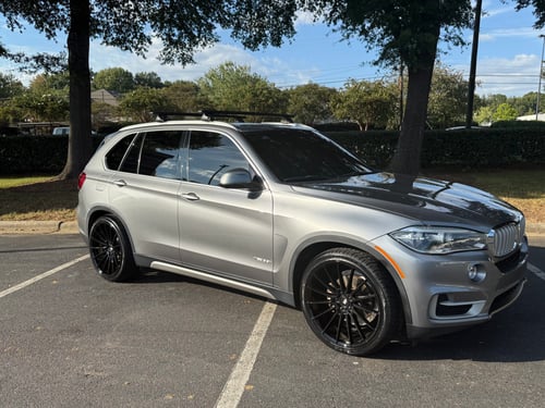 Staggered 22 inch Savini BM16 in Gloss Black on a 2018 BMW X5