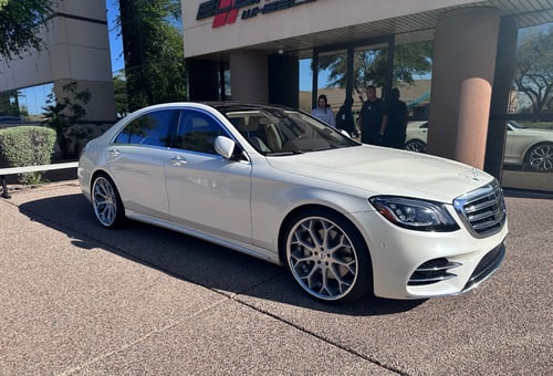22 inch Staggered Azad AZ99 in Brushed Silver w/ Chrome Lip on a 2019 Mercedes-Benz S-Class