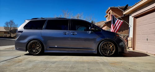 2018 inch Rohana RFX17's in Gloss Bronze on a 2019 Toyota Sienna