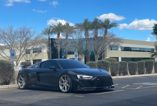 20 and 21 inch Staggered Ferrada FR7 in Machine Silver on a 2021 Audi R8